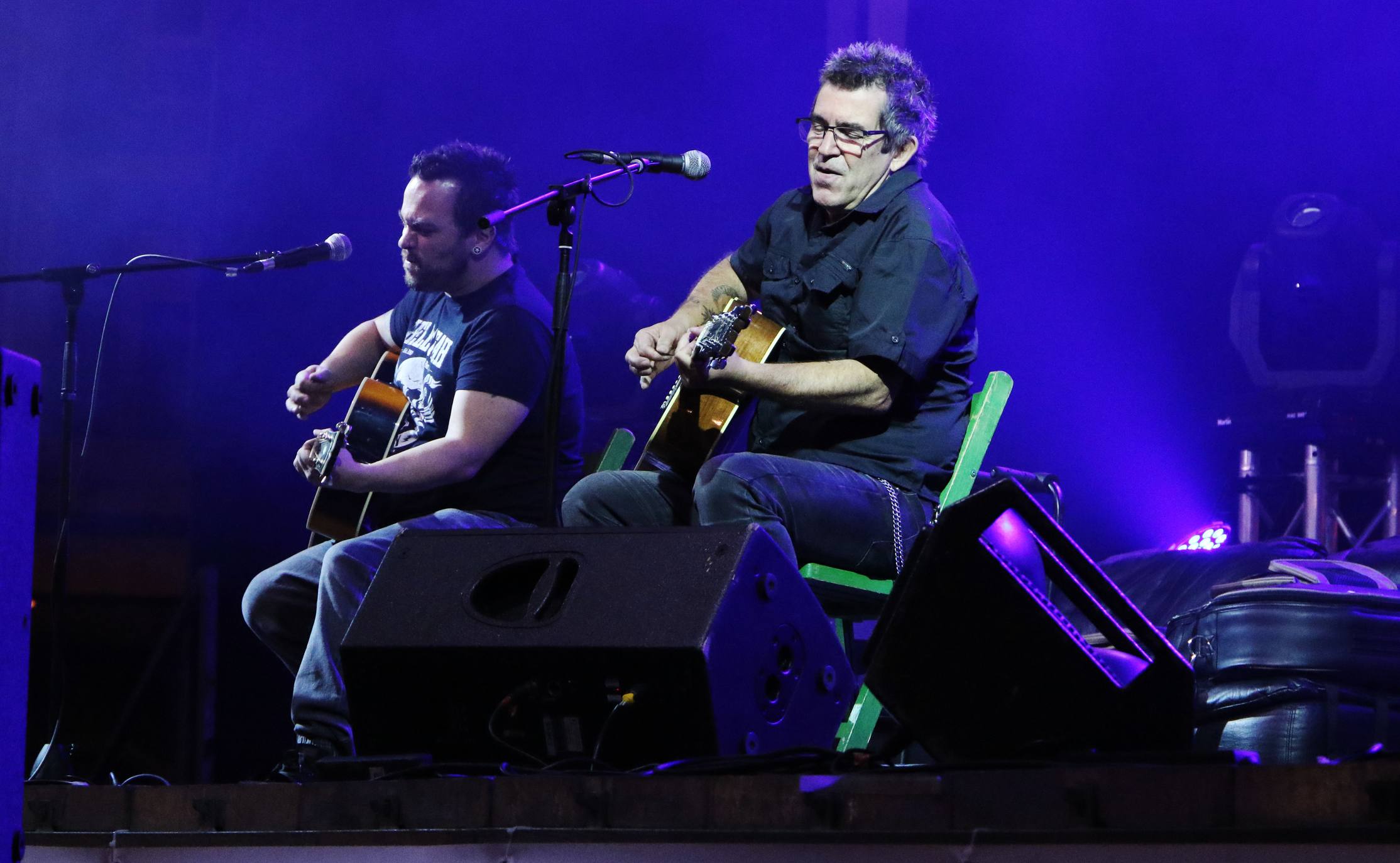 Alfredo & Iker durante la interpretación de uno de sus temas en el Espacio Peñas de Logroño