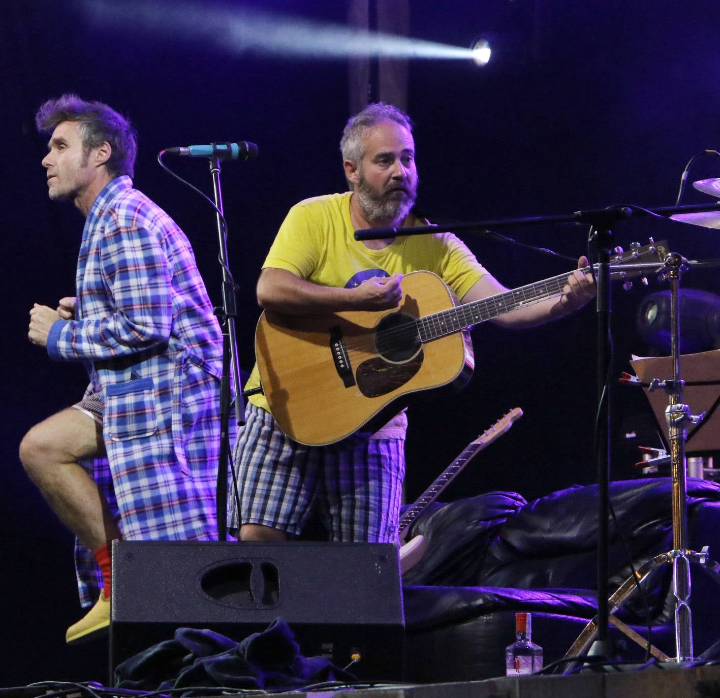 Alfredo & Iker durante la interpretación de uno de sus temas en el Espacio Peñas de Logroño