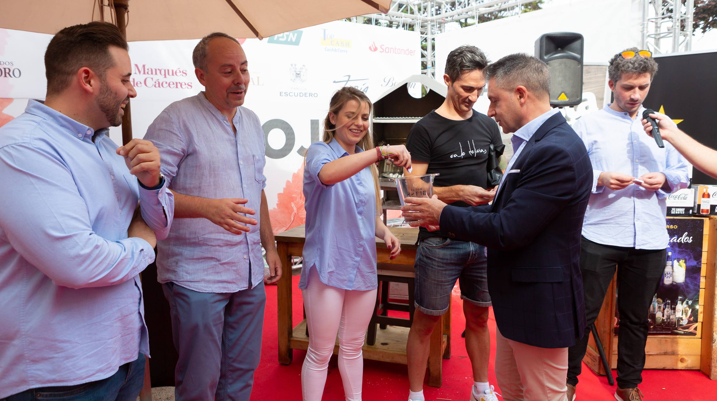 Los ganadores de los tres premios reciben con ilusión su galardón