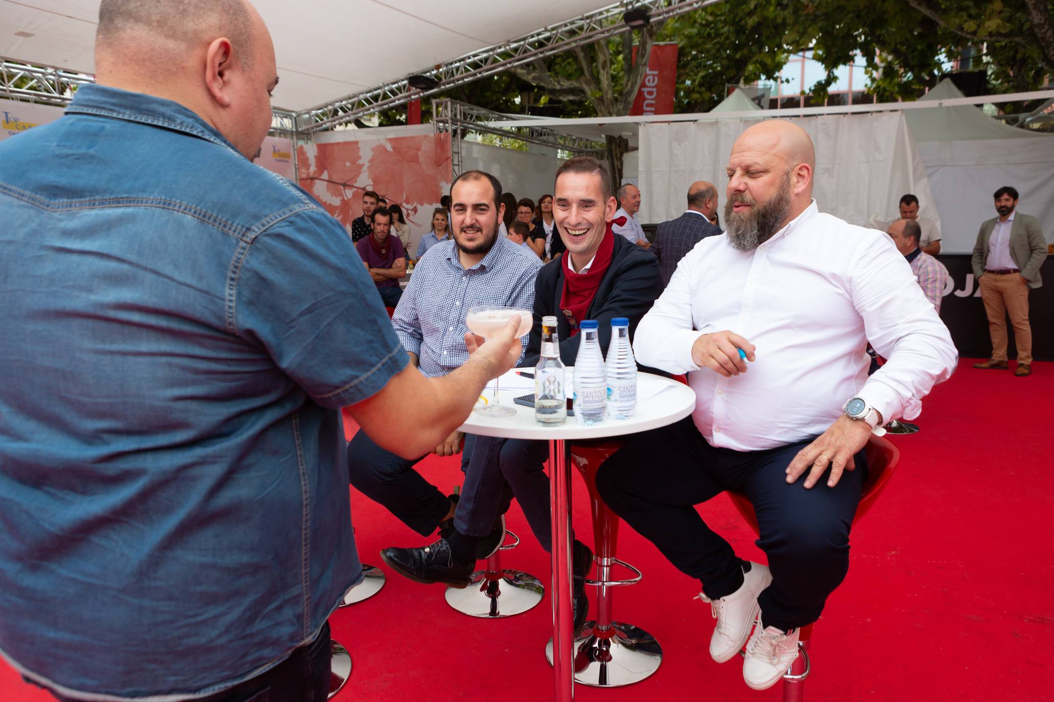 Los ganadores de los tres premios reciben con ilusión su galardón