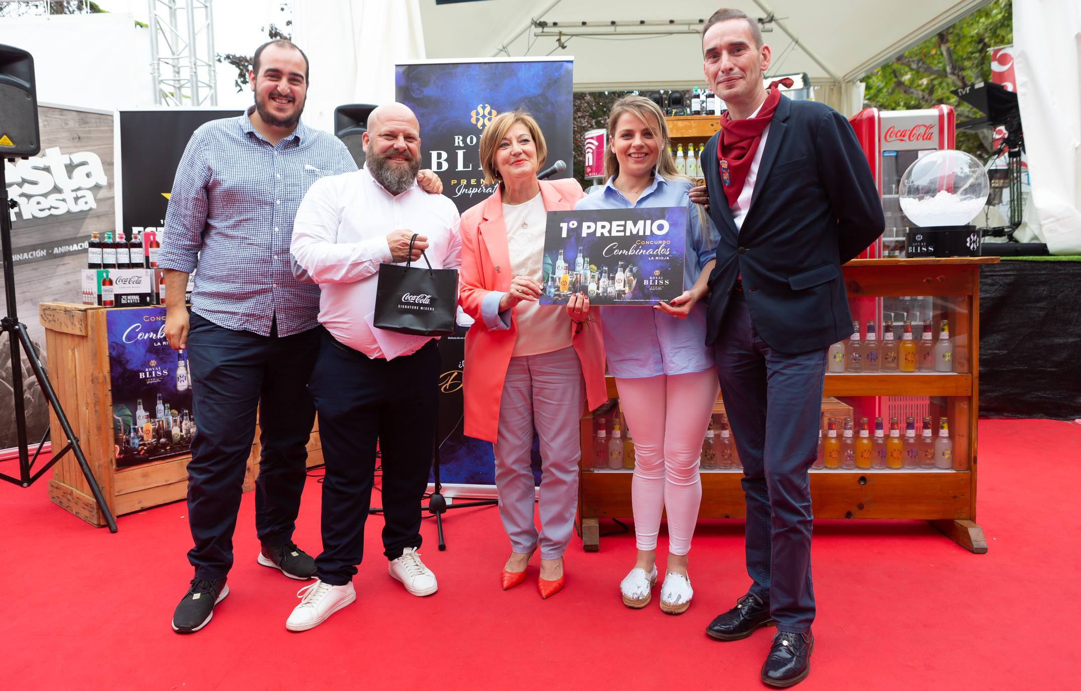 Los ganadores de los tres premios reciben con ilusión su galardón