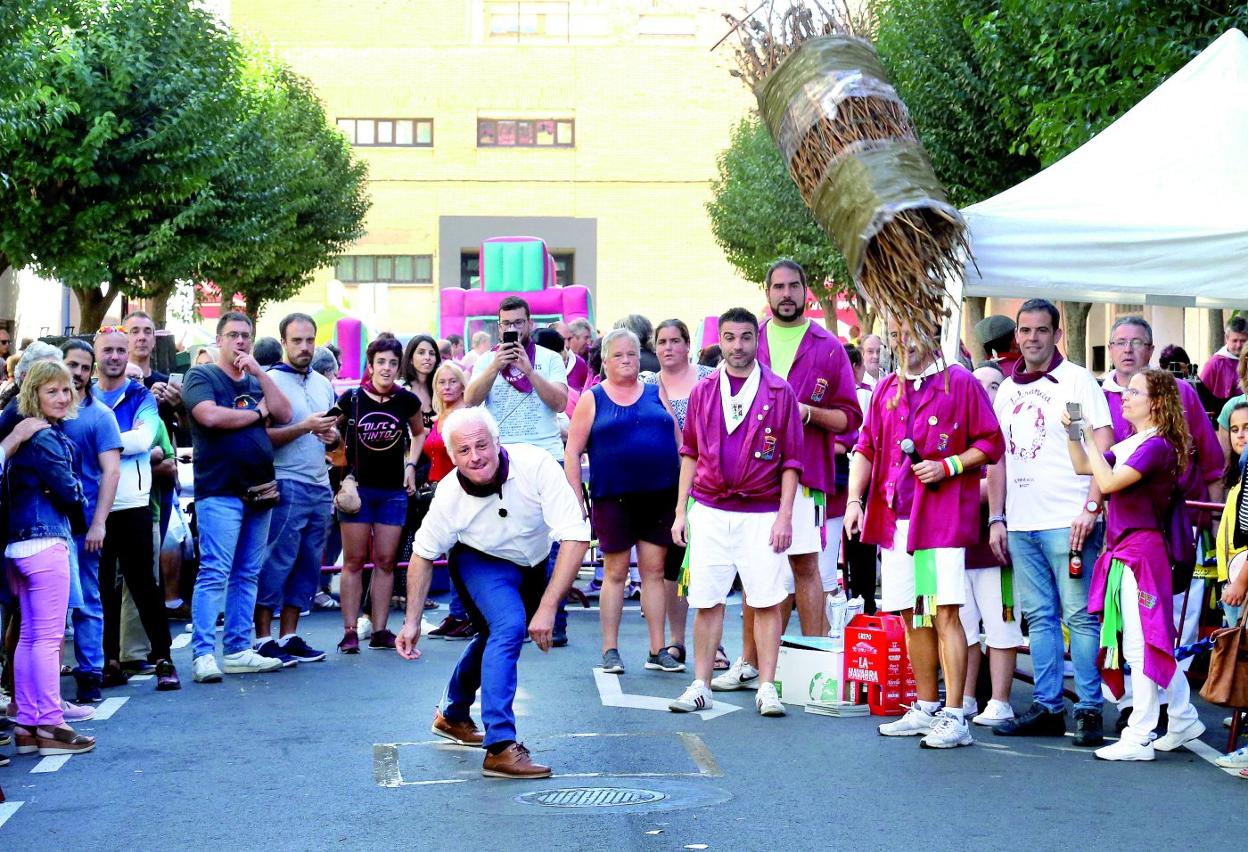 Lanzamiento de gavilla. El alcalde de Logroño lanza una gavilla en el concurso que organizó la peña La Rioja en la calle San Matías. 