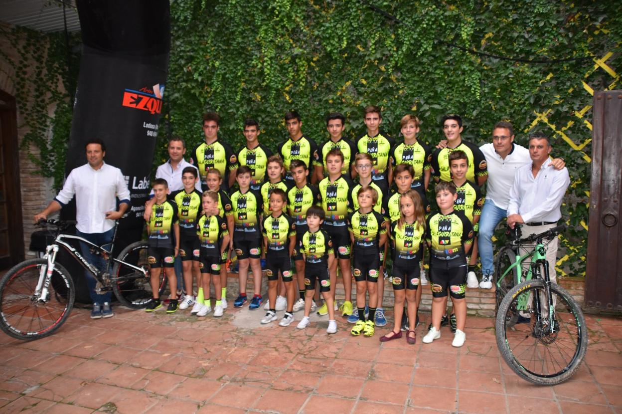 Presentación del club ciclista de la Peña Calagurritana con buena parte de sus integrantes. 