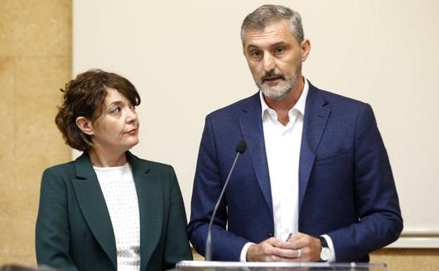 Óscar Urralburu, junto a María Giménez Casalduero, en la rueda de prensa de este viernes en la que anunciaron su marcha a Más País. 