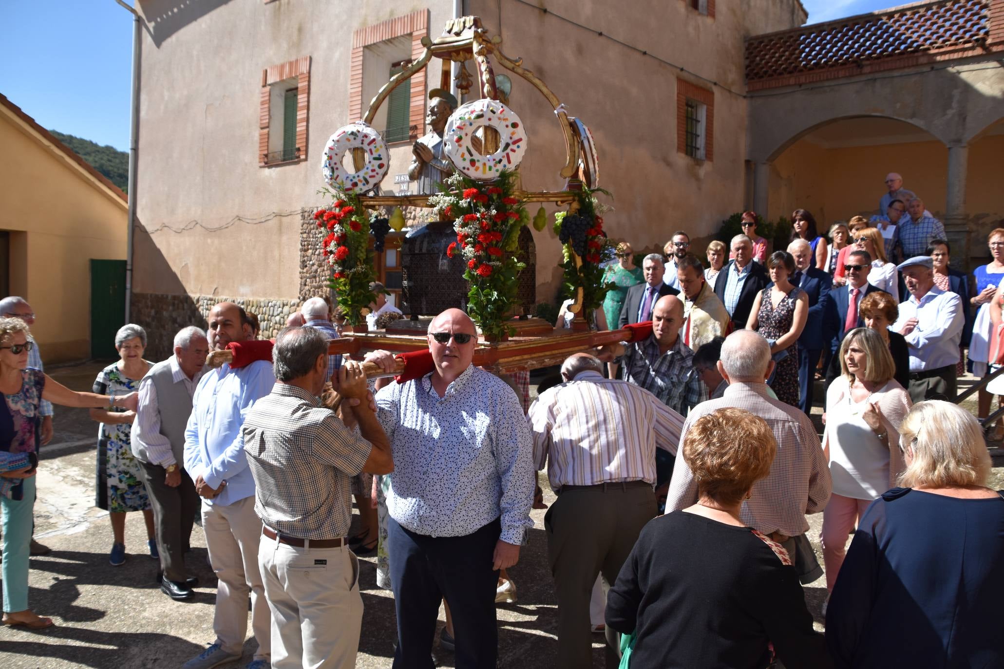 La procesión se ha llevado a cabo este viernes en La Villa de Ocón. 