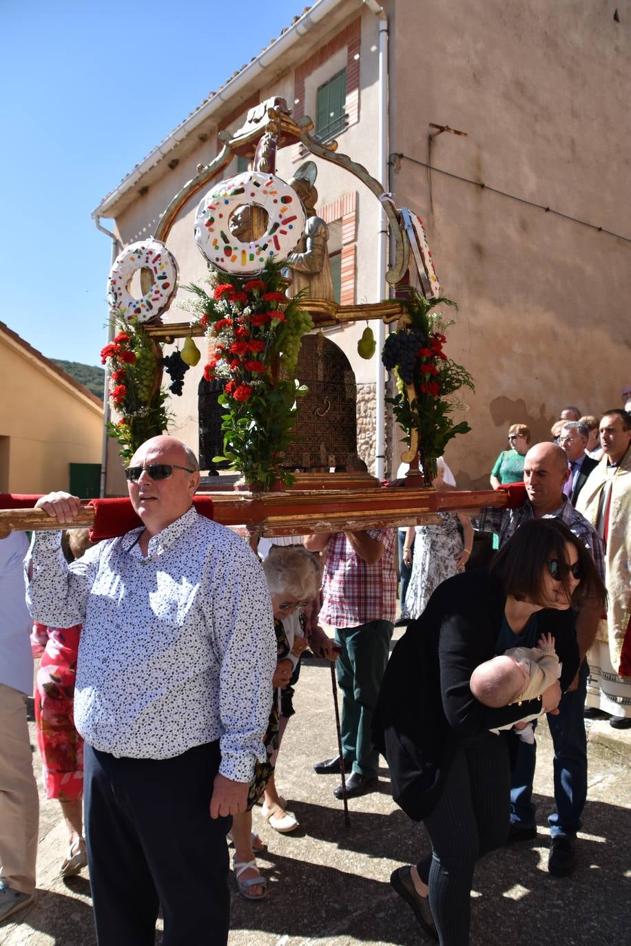 La procesión se ha llevado a cabo este viernes en La Villa de Ocón. 