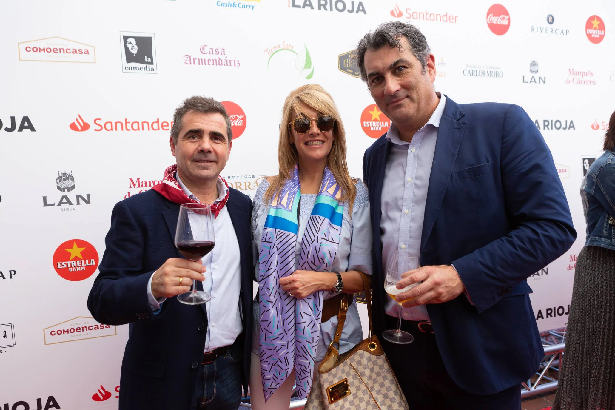 Los vendimiadores posan con algunas asistentes a la terraza este viernes