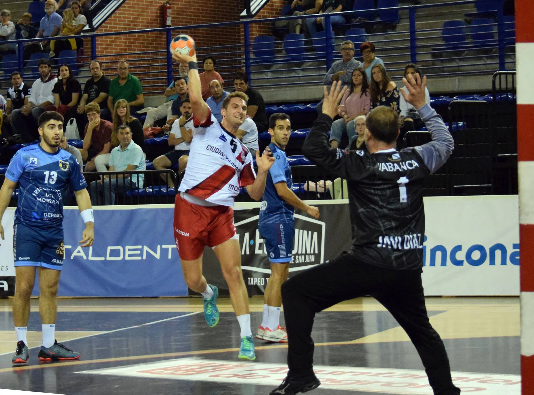 El equipo franjivino vence con autoridad al Cangas después de un primer tiempo muy igualdado.