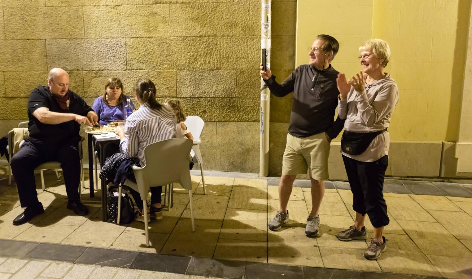 Las peñas desfilan hacia el Ayuntamiento.