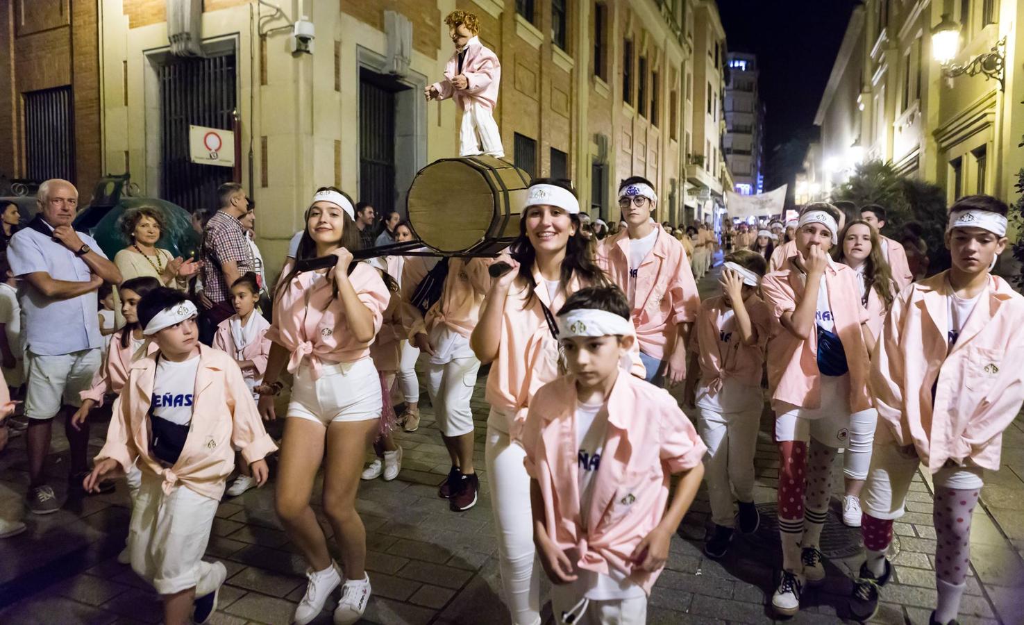 Las peñas desfilan hacia el Ayuntamiento.