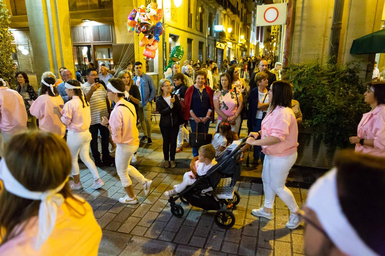 Las peñas desfilan hacia el Ayuntamiento.