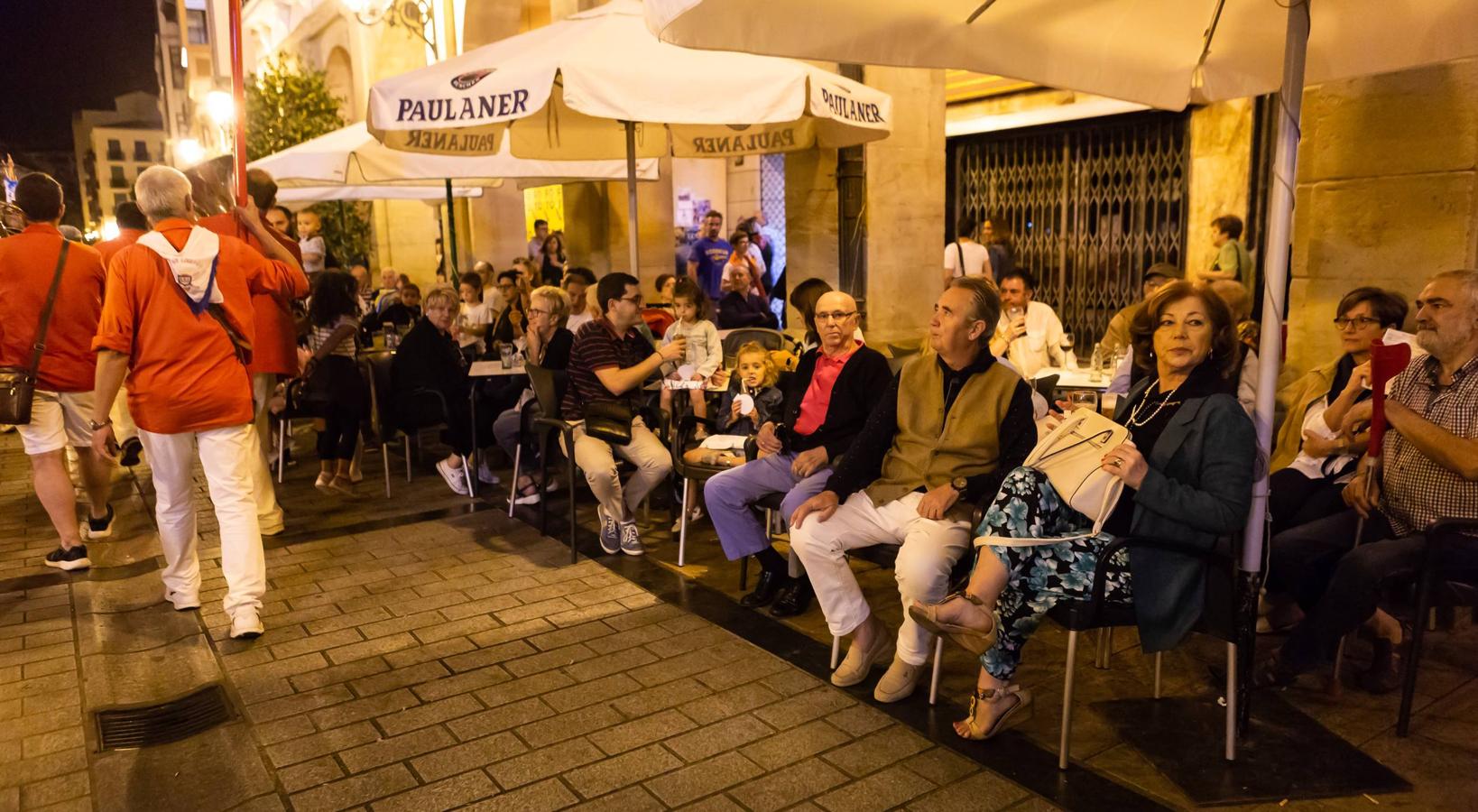 Las peñas desfilan hacia el Ayuntamiento.