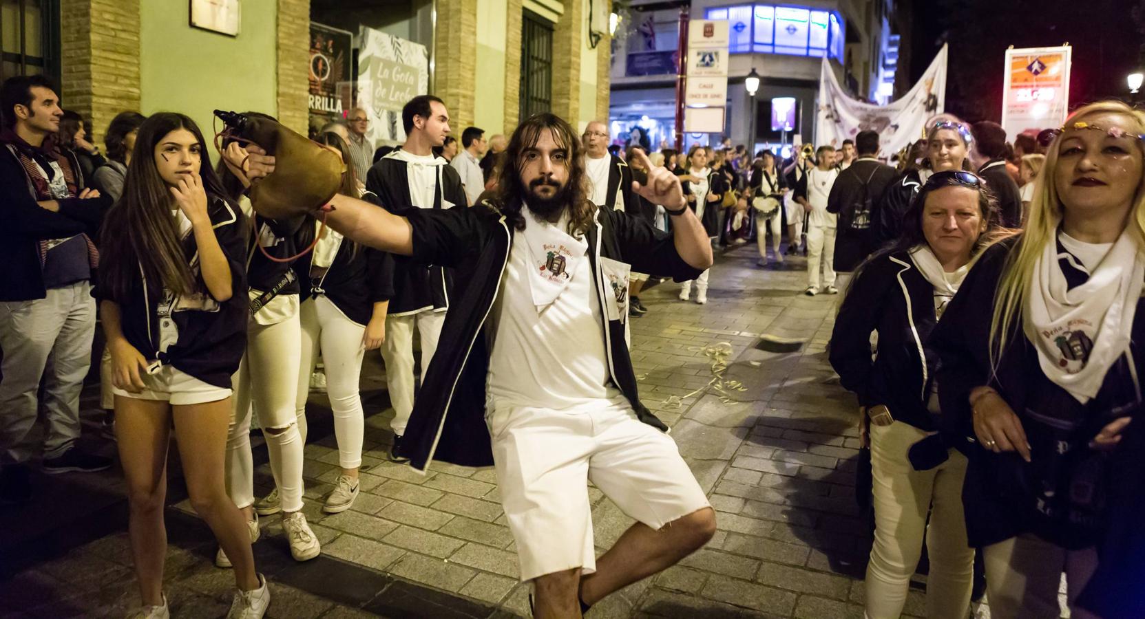 Las peñas desfilan hacia el Ayuntamiento.