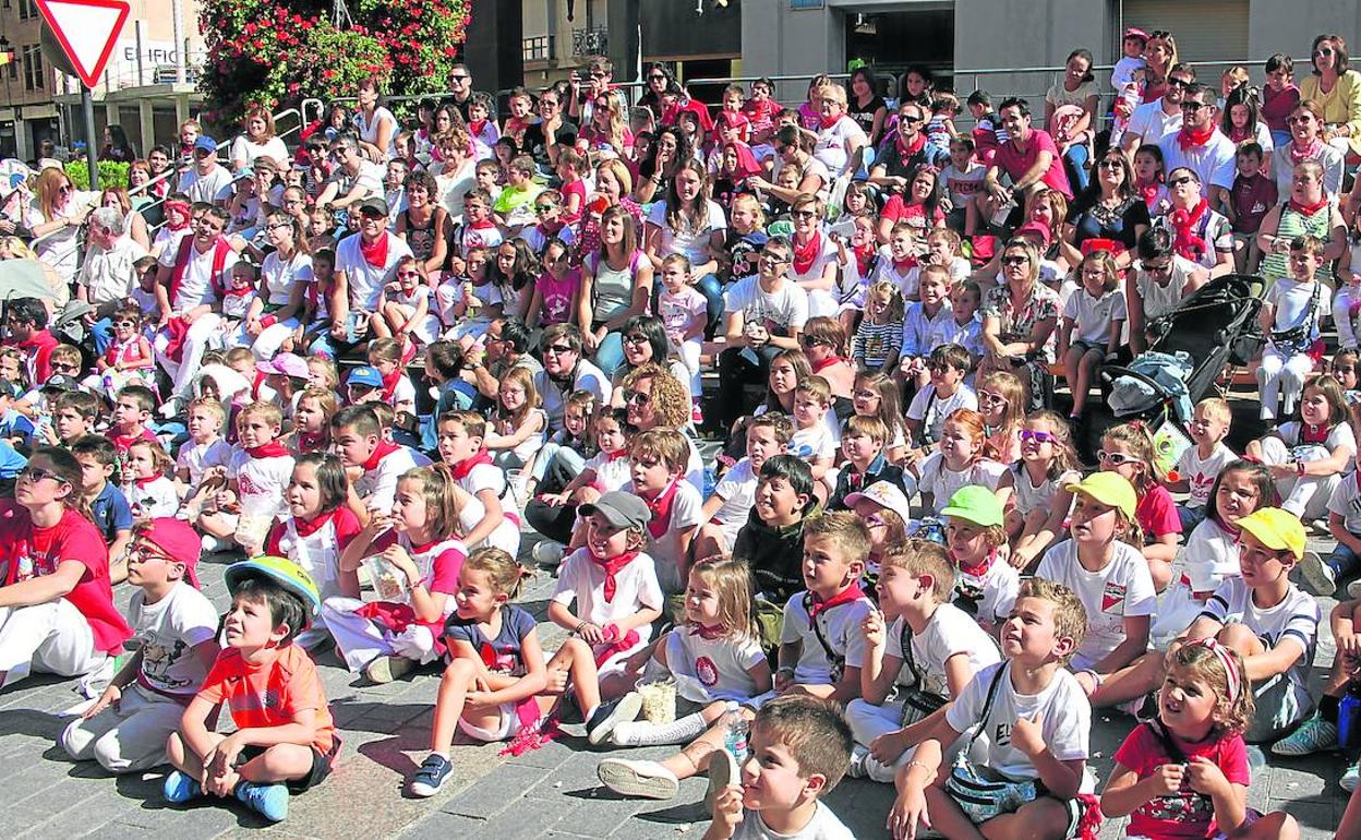 Cientos de niños y mayores disfrutaron en la soleada plaza Nuestra Señora de Vico de la primera de las aventuras de Gorgorito contra los malos.