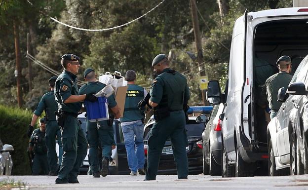 Agentes de la Guardia Civil cargan con material incautado durante la operación del pasado lunes.