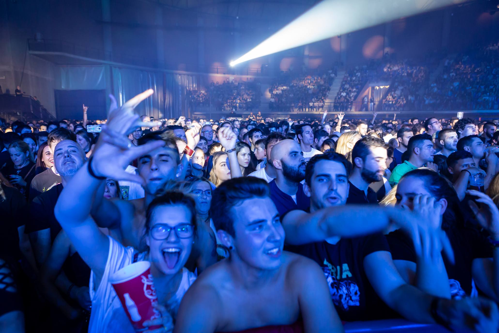 La banda navarra de Kutxi Romero llenó el Palacio de los Deportes y entusiasmó a sus fieles seguidores.