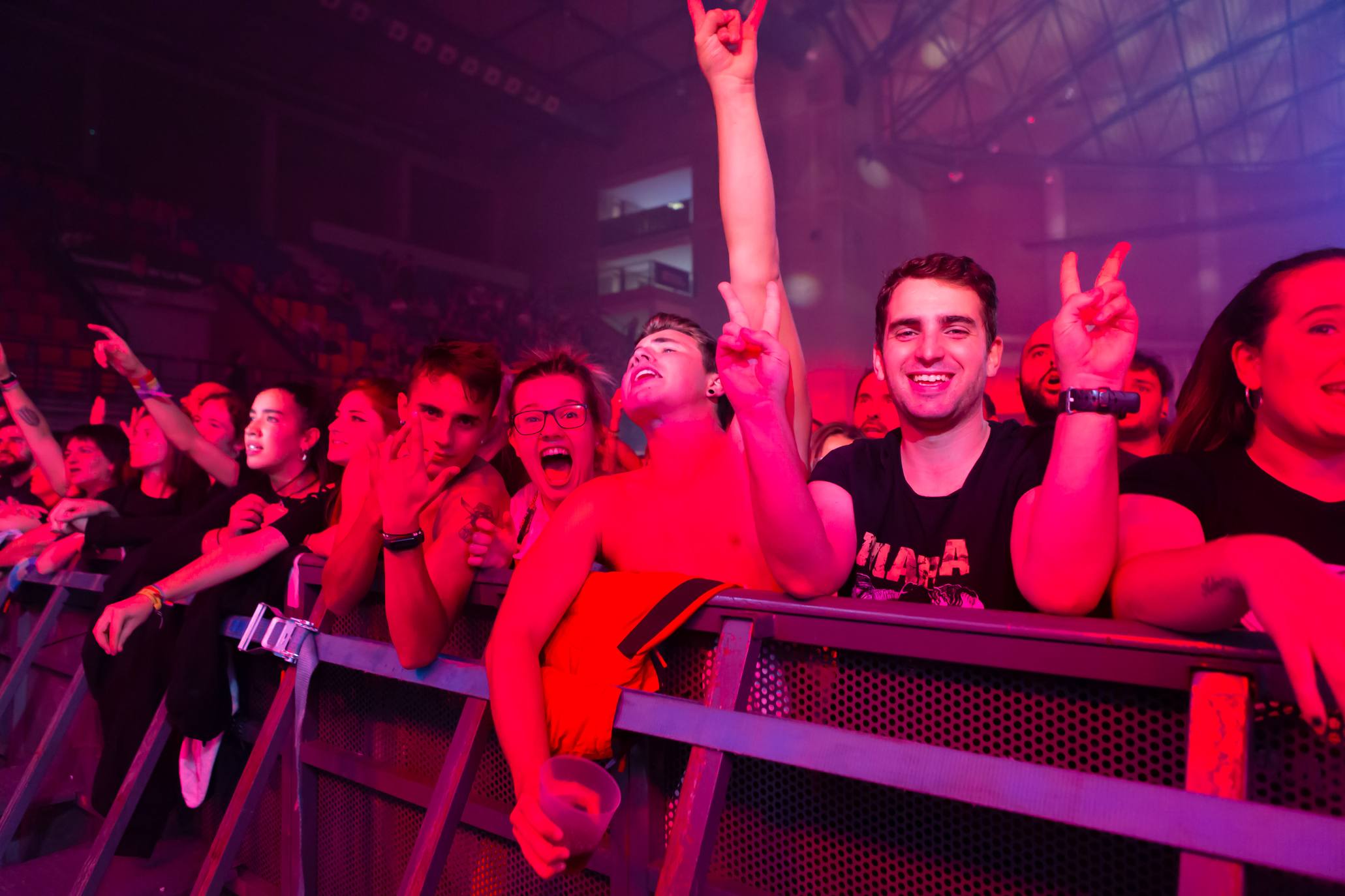 La banda navarra de Kutxi Romero llenó el Palacio de los Deportes y entusiasmó a sus fieles seguidores.