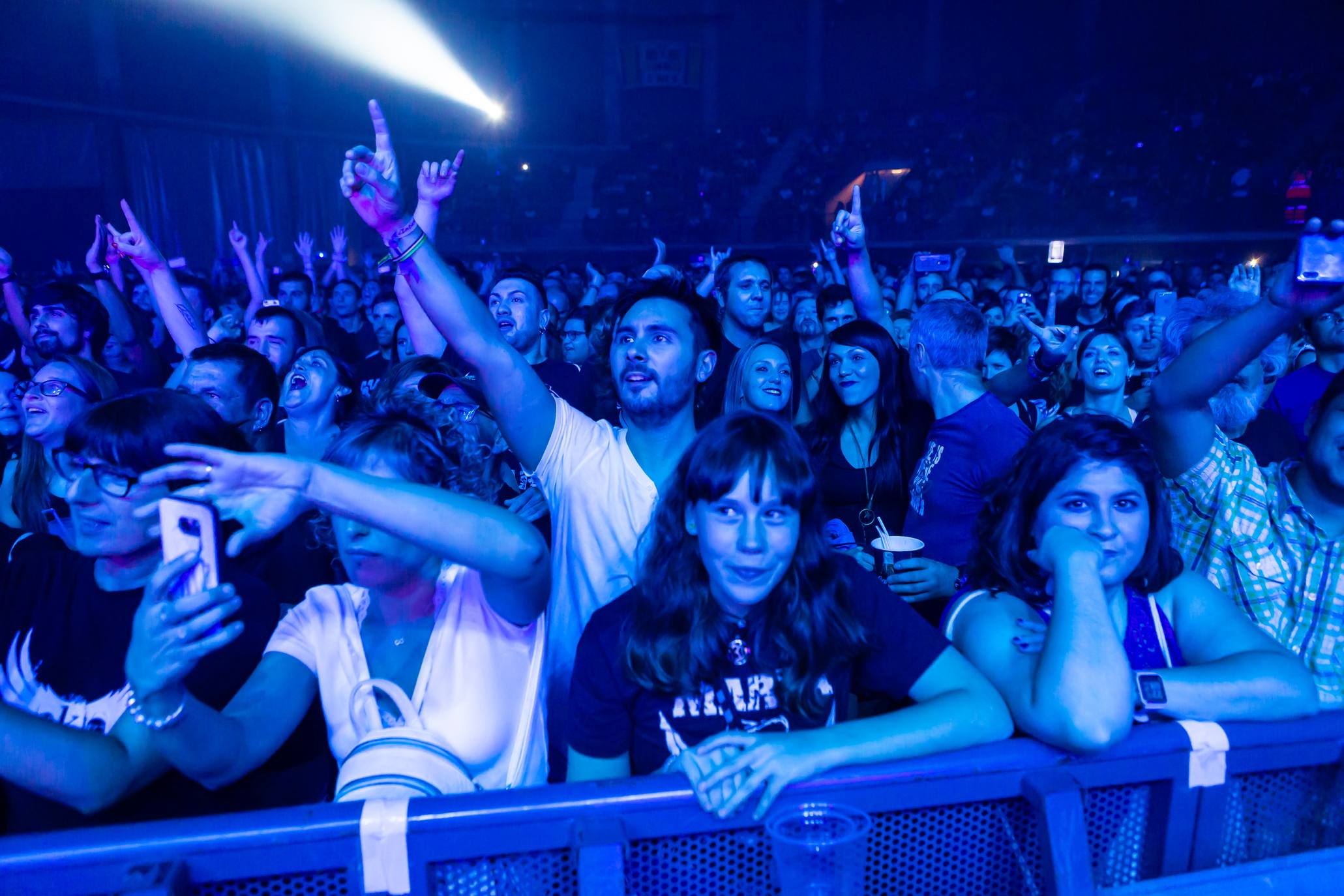 La banda navarra de Kutxi Romero llenó el Palacio de los Deportes y entusiasmó a sus fieles seguidores.