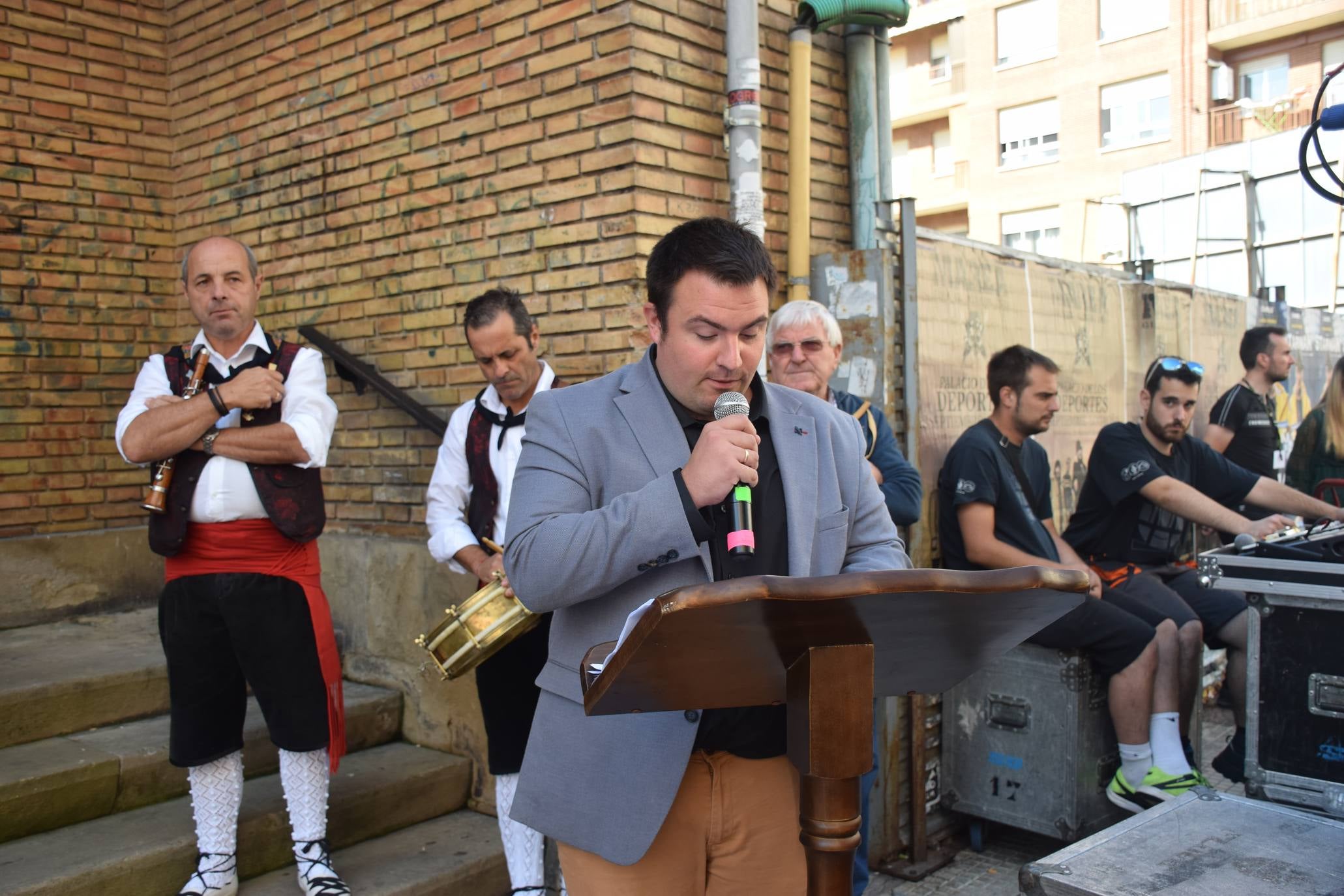 El alcalde de Logroño, Pablo Hermoso de Mendoza, y el concejal de Festejos, junto a otros miembros de la Corporación, han asistido a la Ofrenda de Flores a la Virgen de Valvanera, acto organizado por la Peña Áster. 