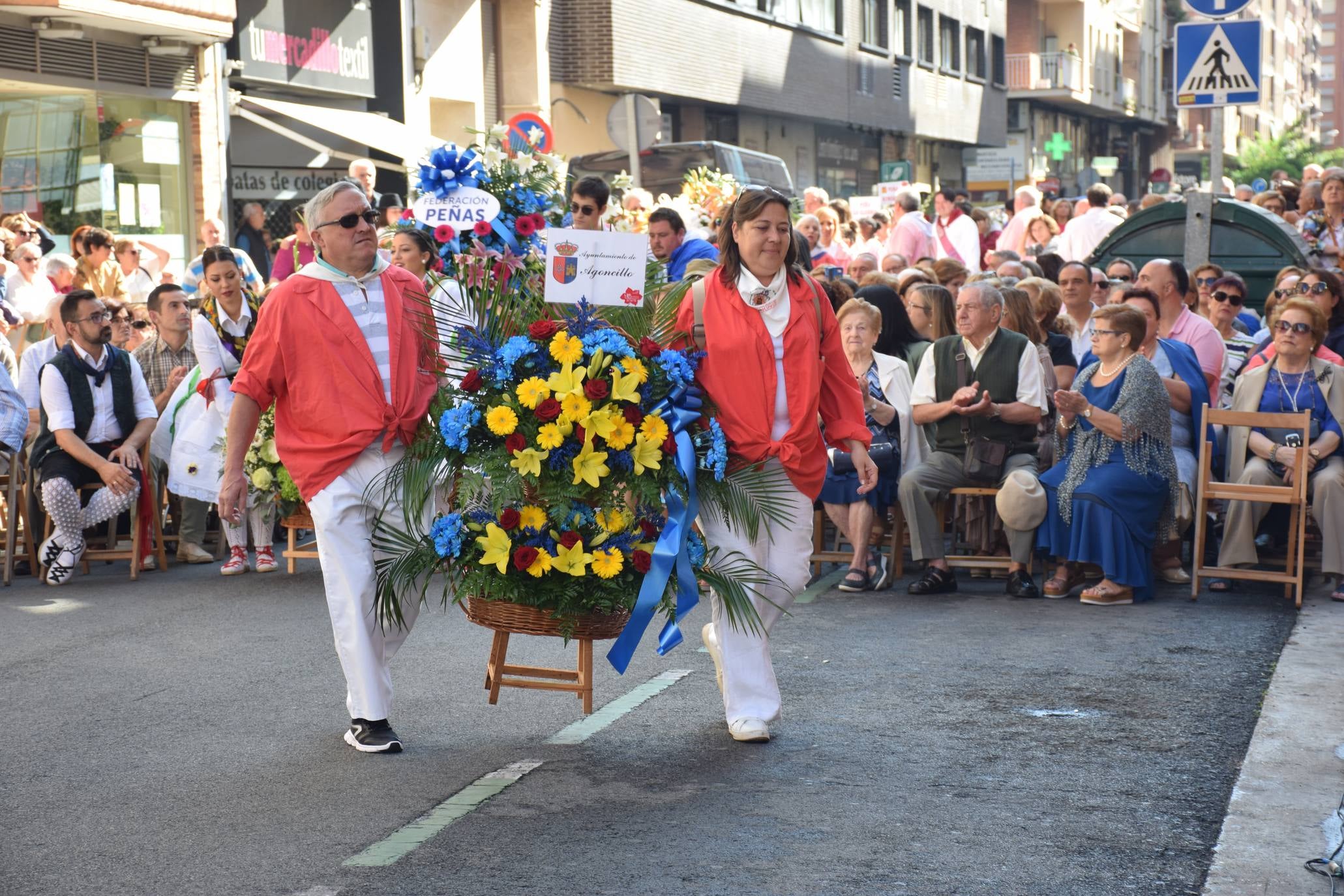 El alcalde de Logroño, Pablo Hermoso de Mendoza, y el concejal de Festejos, junto a otros miembros de la Corporación, han asistido a la Ofrenda de Flores a la Virgen de Valvanera, acto organizado por la Peña Áster. 