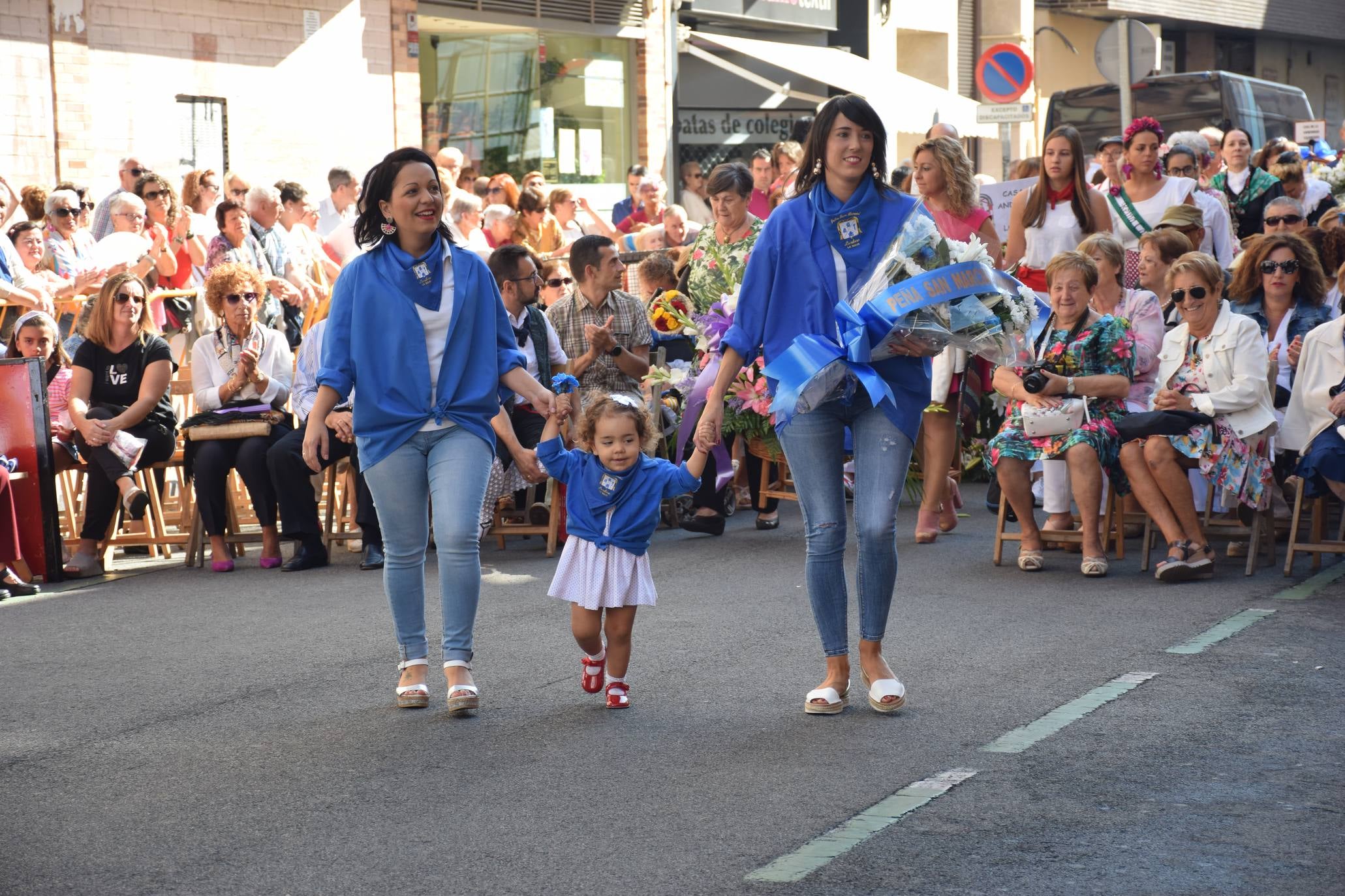 El alcalde de Logroño, Pablo Hermoso de Mendoza, y el concejal de Festejos, junto a otros miembros de la Corporación, han asistido a la Ofrenda de Flores a la Virgen de Valvanera, acto organizado por la Peña Áster. 