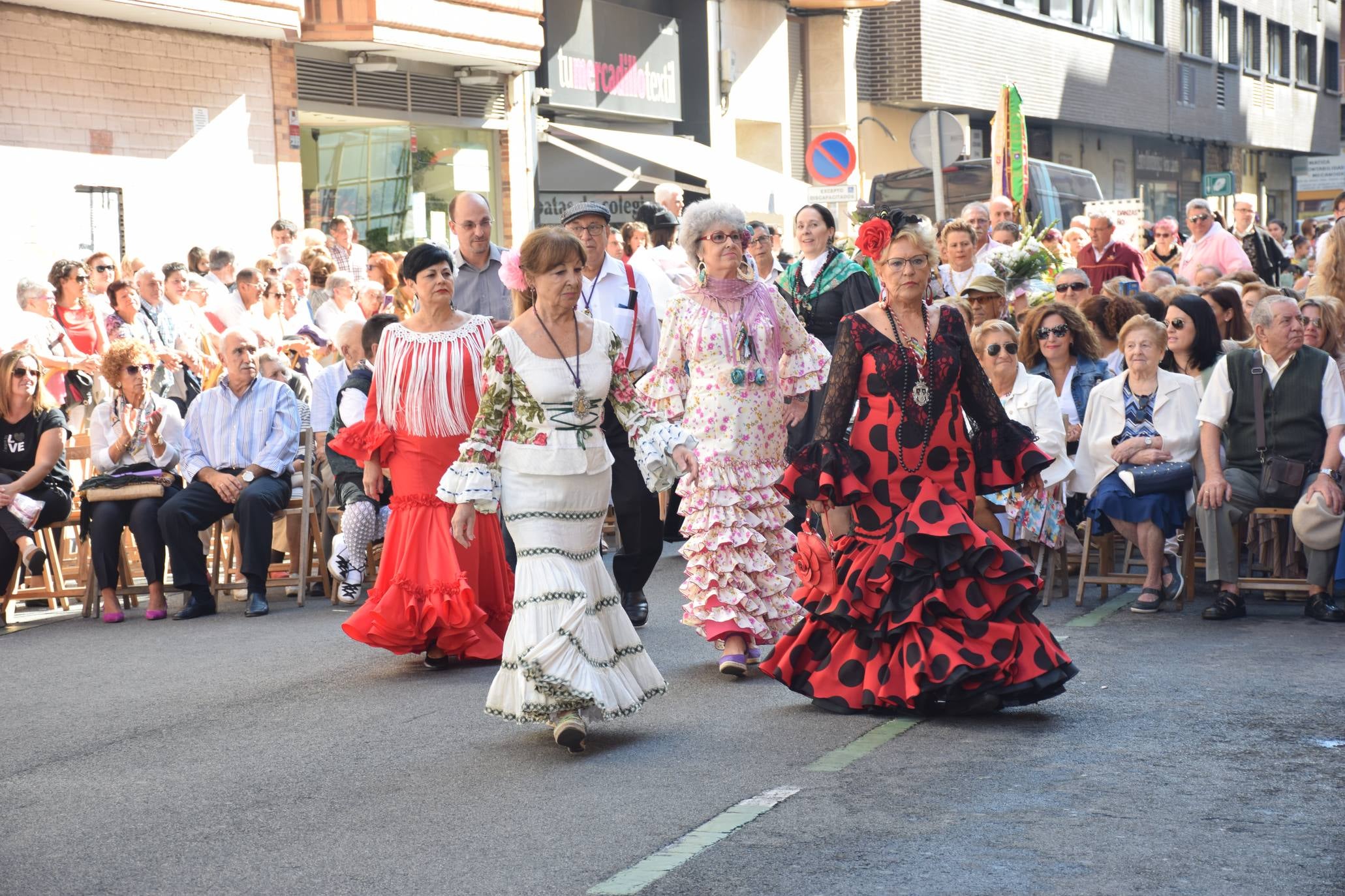 El alcalde de Logroño, Pablo Hermoso de Mendoza, y el concejal de Festejos, junto a otros miembros de la Corporación, han asistido a la Ofrenda de Flores a la Virgen de Valvanera, acto organizado por la Peña Áster. 