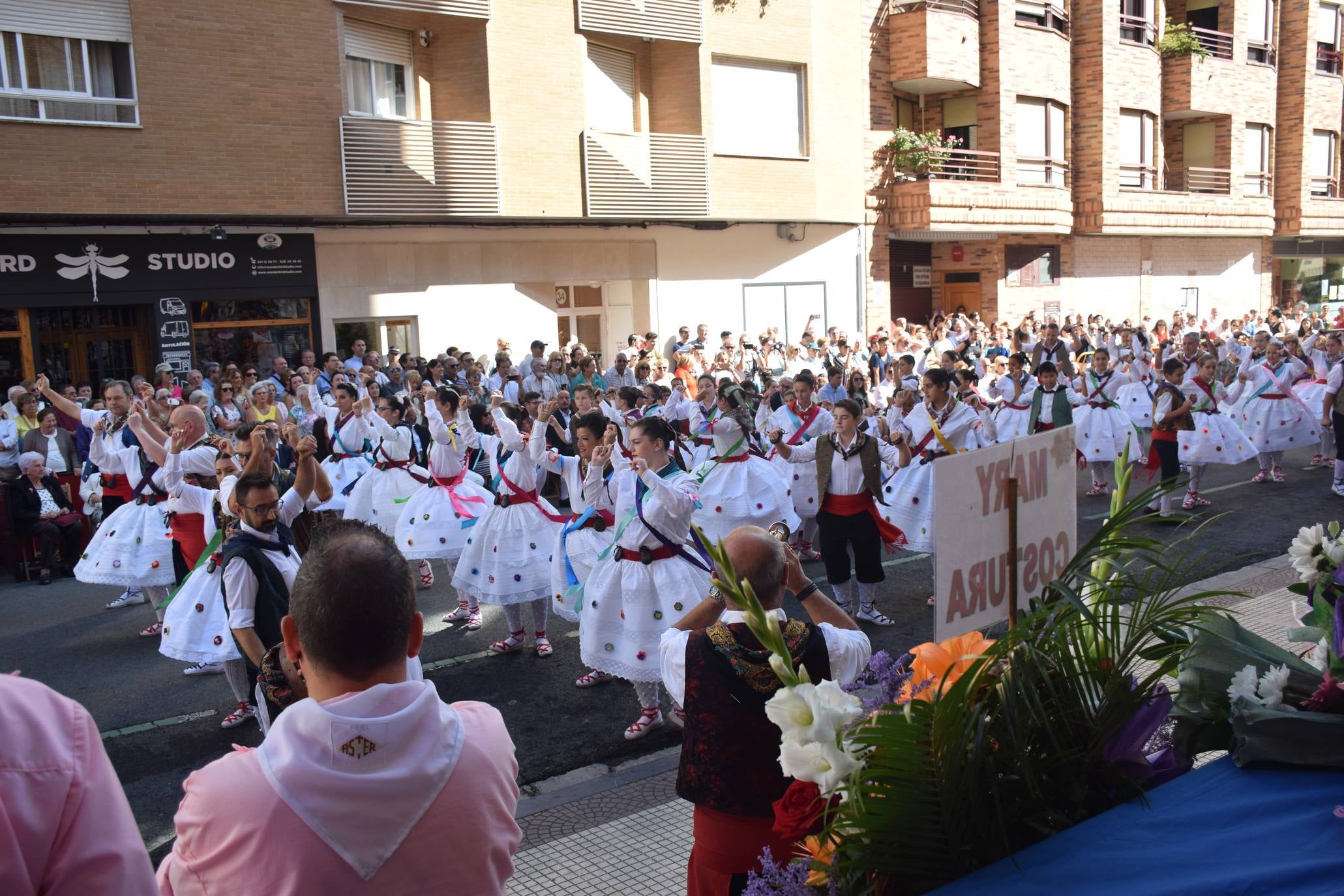 El alcalde de Logroño, Pablo Hermoso de Mendoza, y el concejal de Festejos, junto a otros miembros de la Corporación, han asistido a la Ofrenda de Flores a la Virgen de Valvanera, acto organizado por la Peña Áster. 