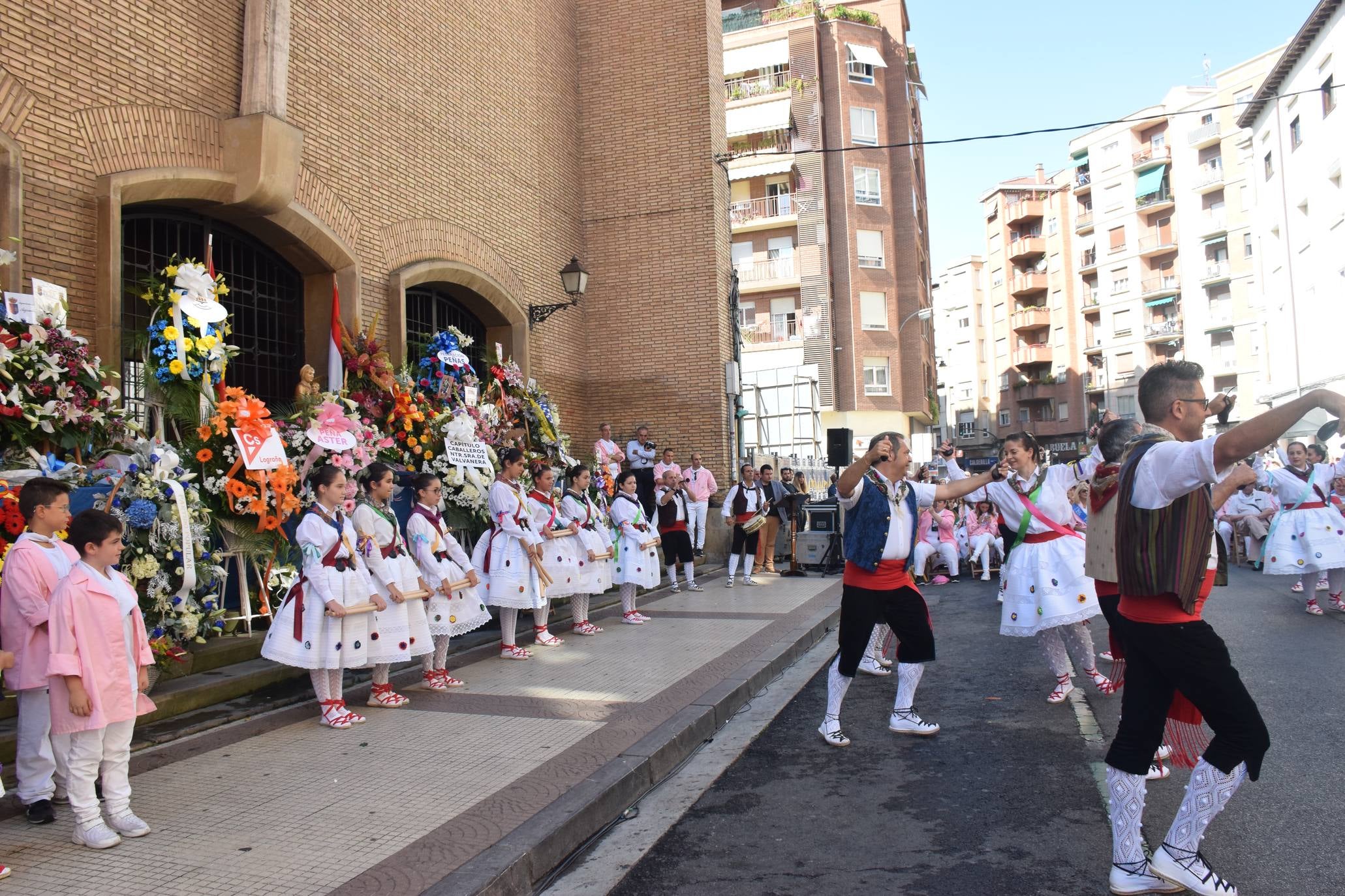 El alcalde de Logroño, Pablo Hermoso de Mendoza, y el concejal de Festejos, junto a otros miembros de la Corporación, han asistido a la Ofrenda de Flores a la Virgen de Valvanera, acto organizado por la Peña Áster. 