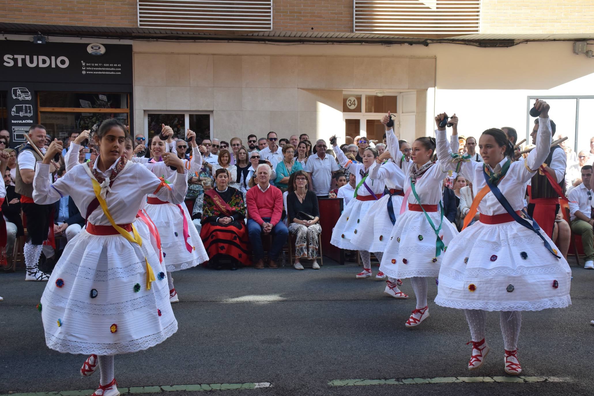 El alcalde de Logroño, Pablo Hermoso de Mendoza, y el concejal de Festejos, junto a otros miembros de la Corporación, han asistido a la Ofrenda de Flores a la Virgen de Valvanera, acto organizado por la Peña Áster. 