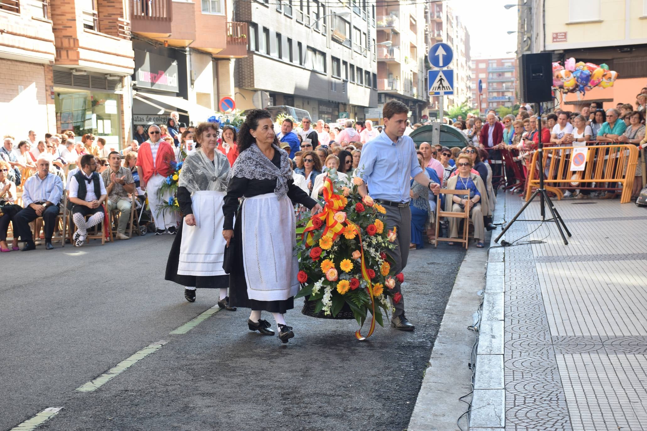 El alcalde de Logroño, Pablo Hermoso de Mendoza, y el concejal de Festejos, junto a otros miembros de la Corporación, han asistido a la Ofrenda de Flores a la Virgen de Valvanera, acto organizado por la Peña Áster. 