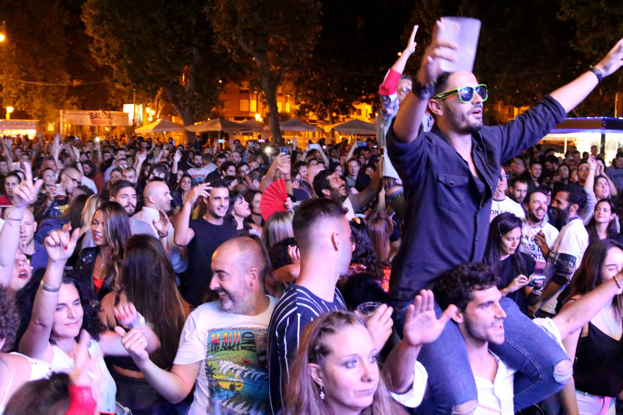 Fotos: Paco Pil cerró las fiestas en el Espacio Peñas 2.0
