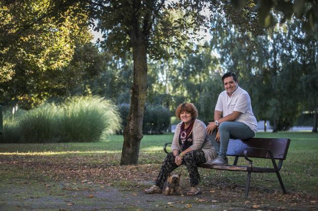 Luis Carlos y Charo Martínez Jerez, presidente y secretaria de la asociación (además de hermanos), en el parque San Antonio. rodríguez