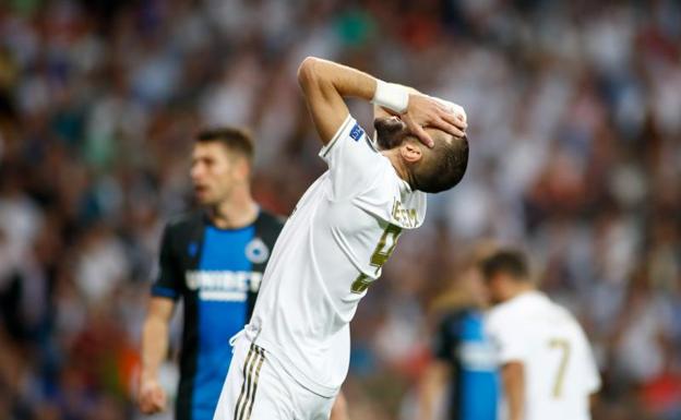 Karim Benzema se lamenta tras una ocasión malograda. 
