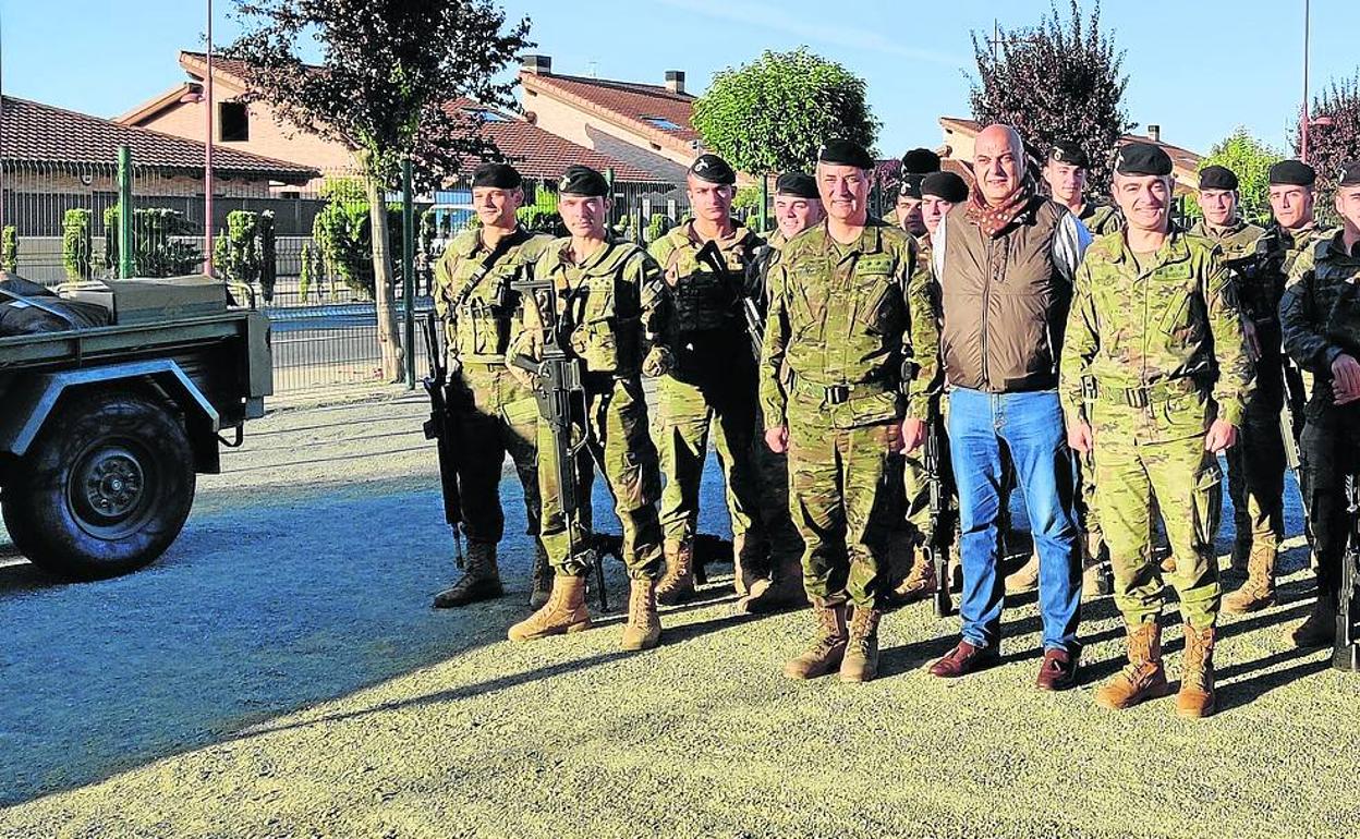 Miembros de la Brigada de paracaidistas con el concejal de Cultura, Leopoldo García, en la ciudad de Haro. 