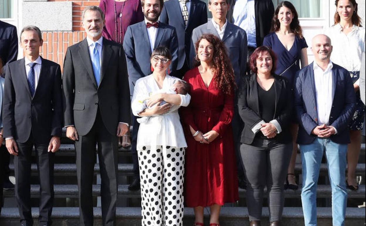 Alicia Pérez-Porro posa junto al Rey tras la reunión del monarca con los miembros de Raicex.