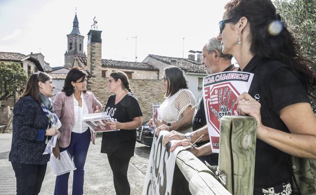 Los miembros de SOS Cameros han dado a conocer a Andreu sus reivindicaciones. 