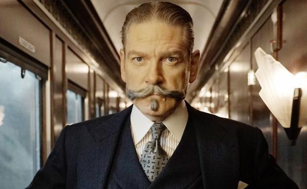 Kenneth Branagh, caracterizado como Hercules Poirot.