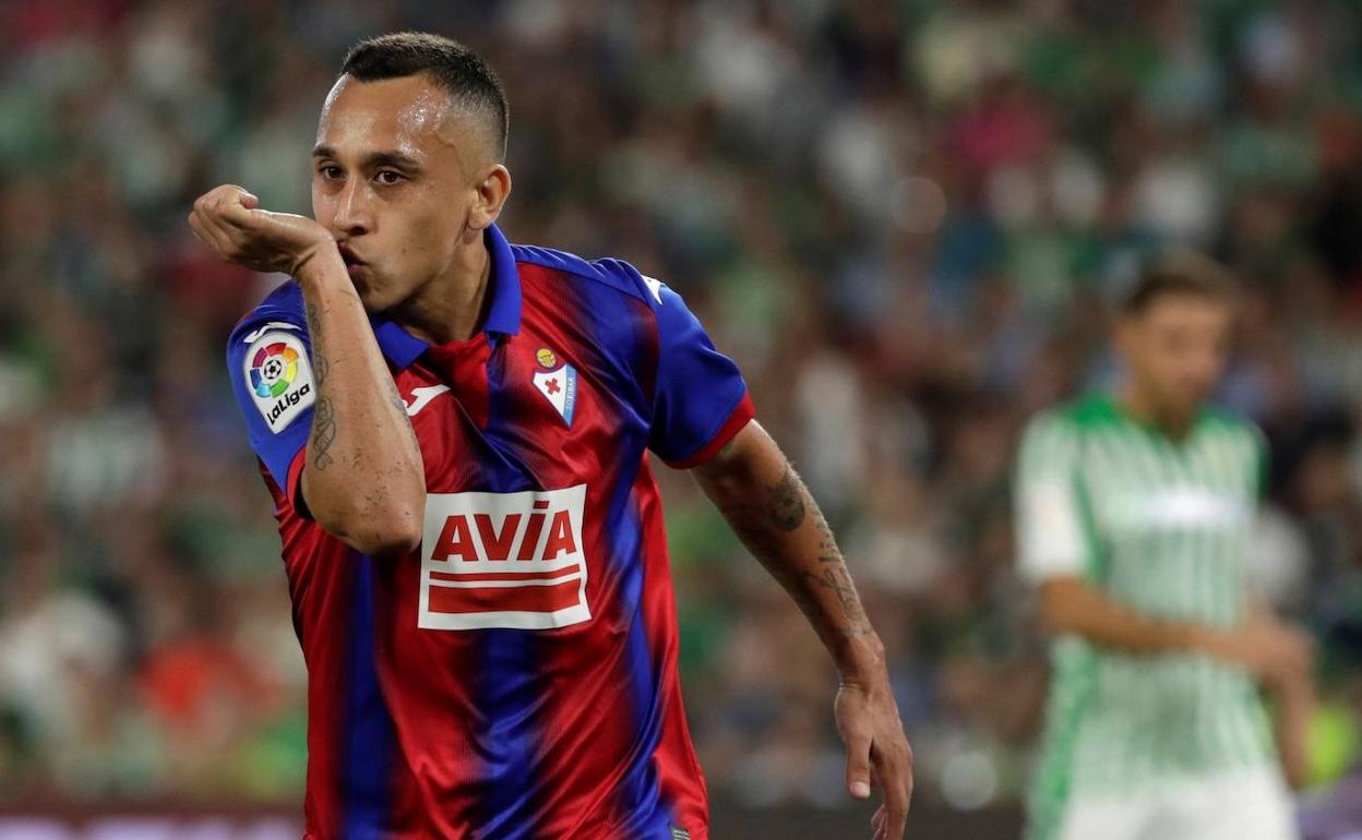 El delantero argentino de la SD Eibar Fabián Orellana celebra tras marcar ante el Real Betis