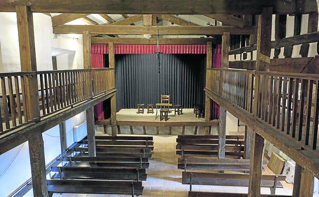 Interior del teatro de Canales de la Sierra.