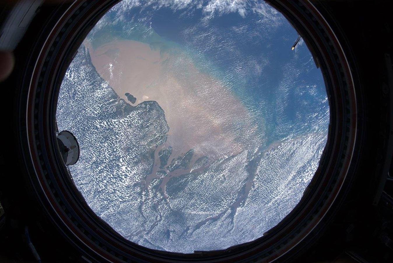 Desde su ventanilla de observación se ve la unión del río Amazonas y el mar.