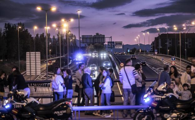 La Policía Local mantuvo cortados durante los 15 minutos acordados los carriles de entrada. 