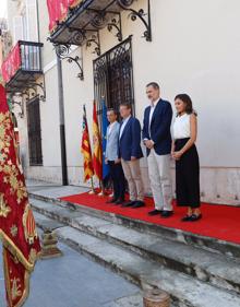 Imagen secundaria 2 - Imágenes de los Reyes durante la visita a Orihuela. 