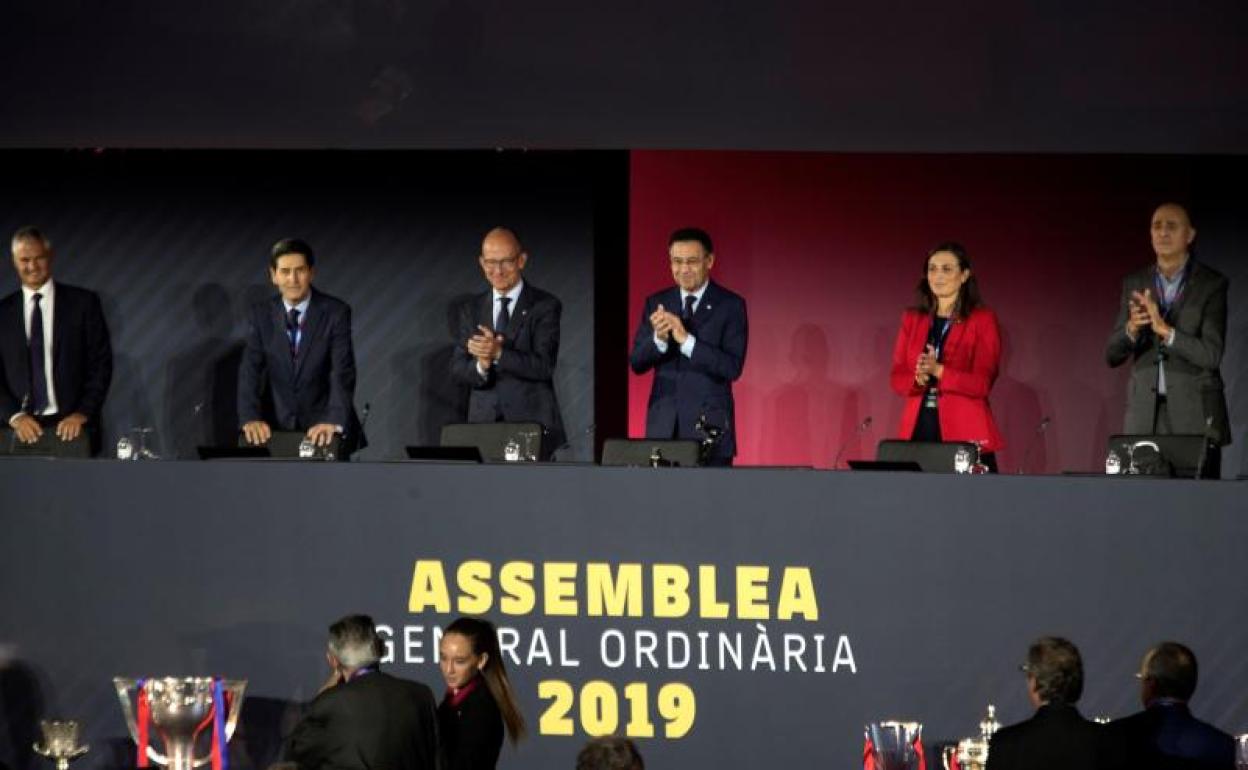 El presidente del Barcelona, Josep Maria Bartomeu, en el centro de la imagen. 