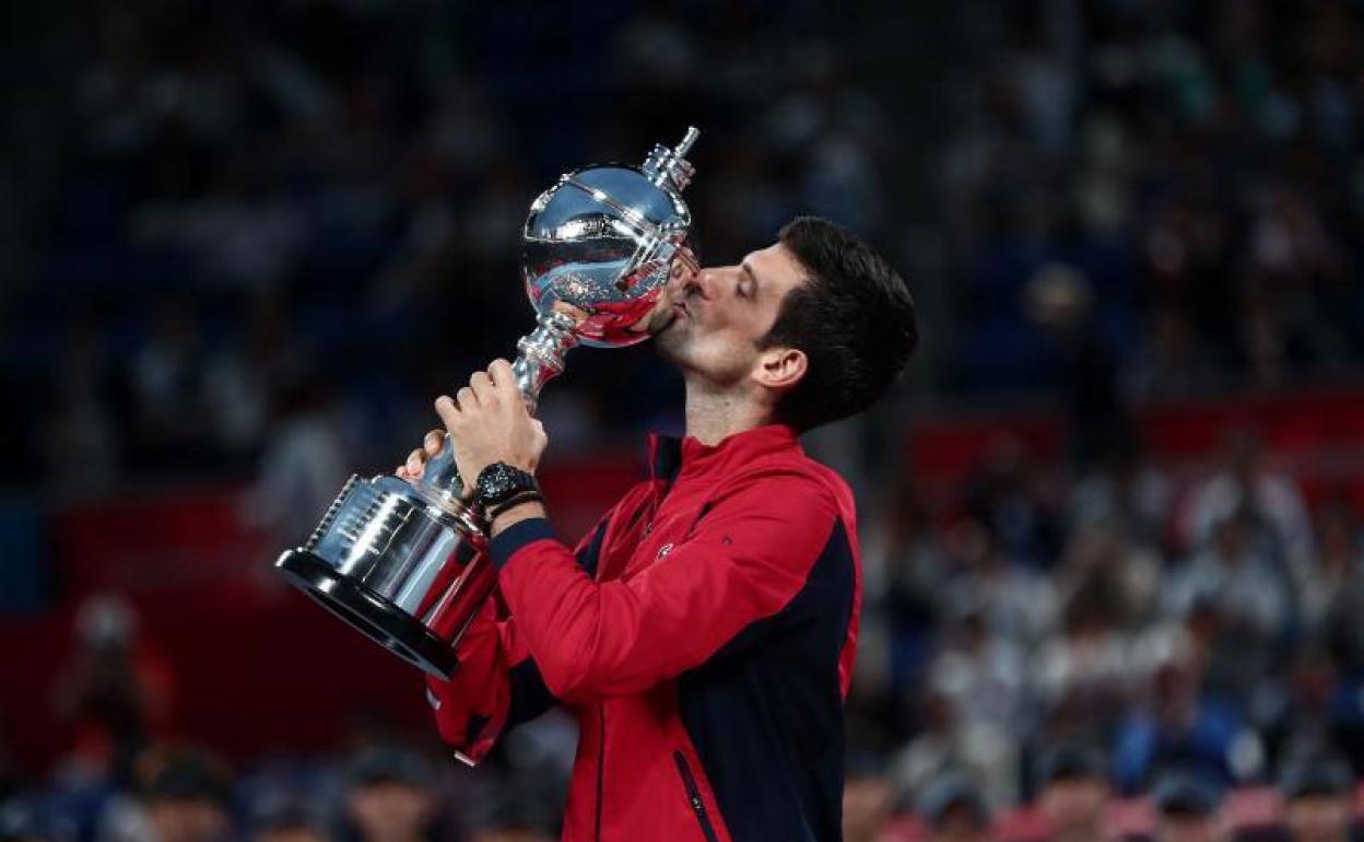 Novak Djokovic besando el trofeo que lo acredita como campeón.