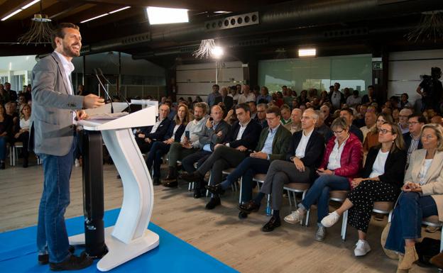 El presidente del PP, Pablo Casado, interviene en un acto del PPdeG en Oleiros. 