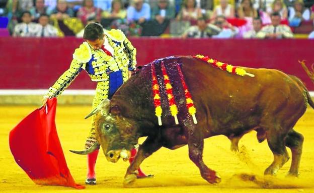 Diego Urdiales, en un pasaje de su faena de ayer al primero de su lote en Zaragoza. 