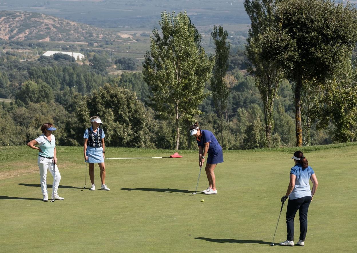 Una jugadora maneja el 'putt' en el green, durante un partido femenino del torneo del año pasado. :: Fernando Díaz