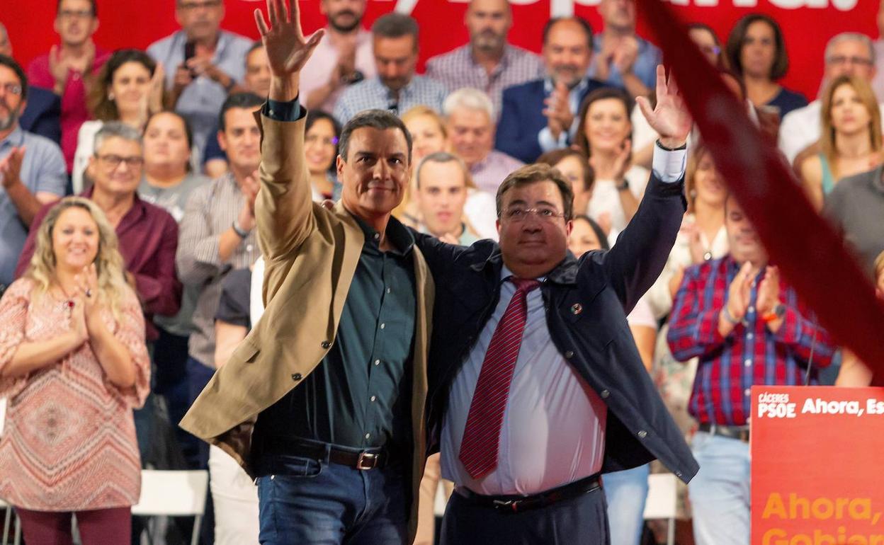 Pedro Sánchez, junto a Guillermo Fernández Vara. 