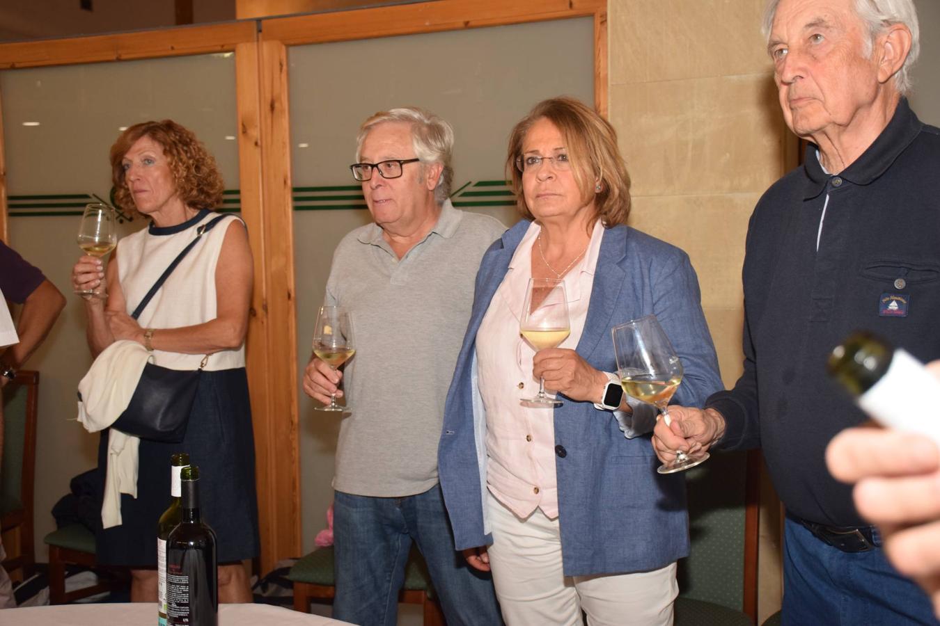 Tras la jornada de juego del Torneo Marqués de Riscal, de la Liga de Golf y Vino de lomejordelvinoderioja.com, se pudo disfrutar de la cata de dos vinos de Marqués de Riscal..