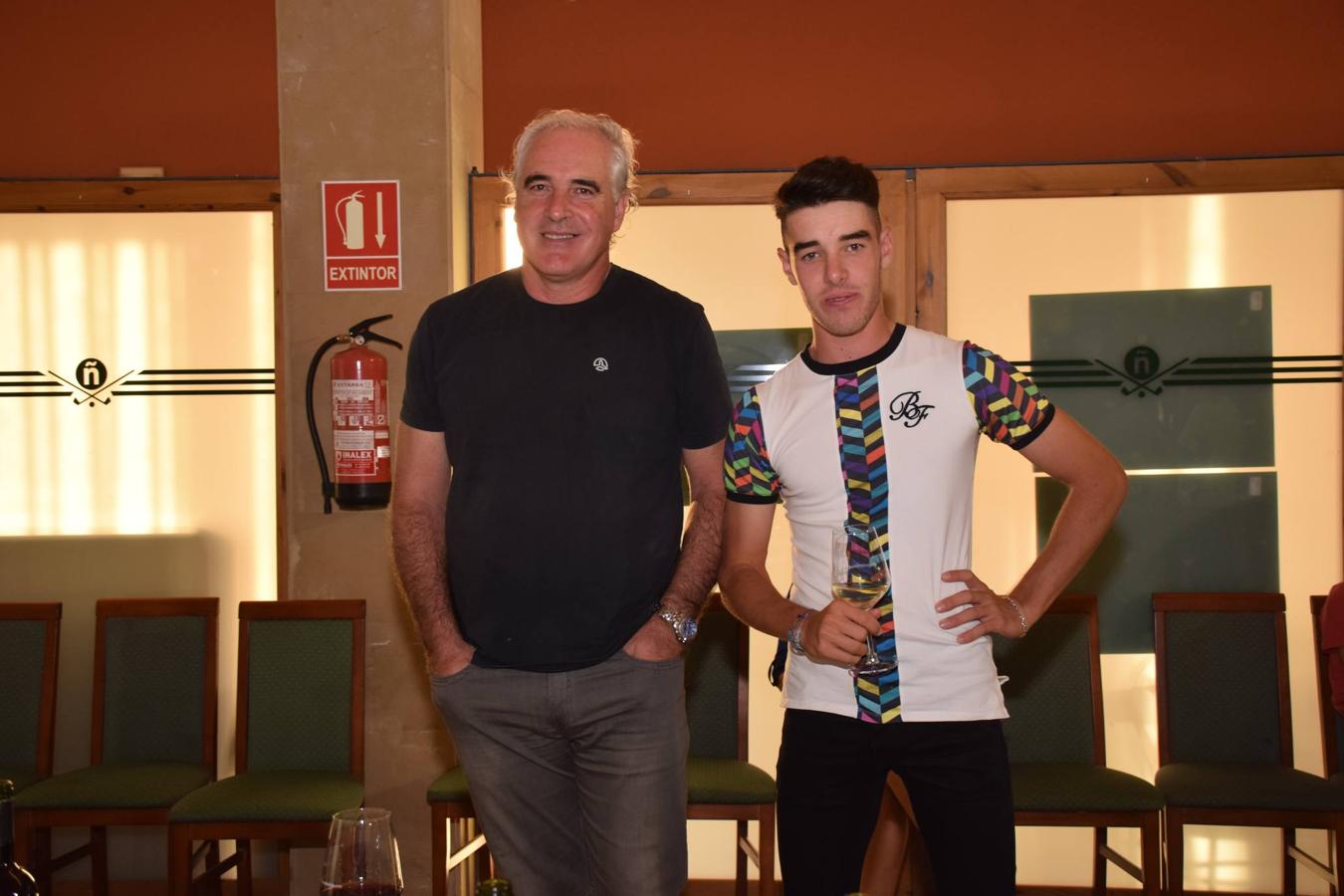 Tras la jornada de juego del Torneo Marqués de Riscal, de la Liga de Golf y Vino de lomejordelvinoderioja.com, se pudo disfrutar de la cata de dos vinos de Marqués de Riscal..